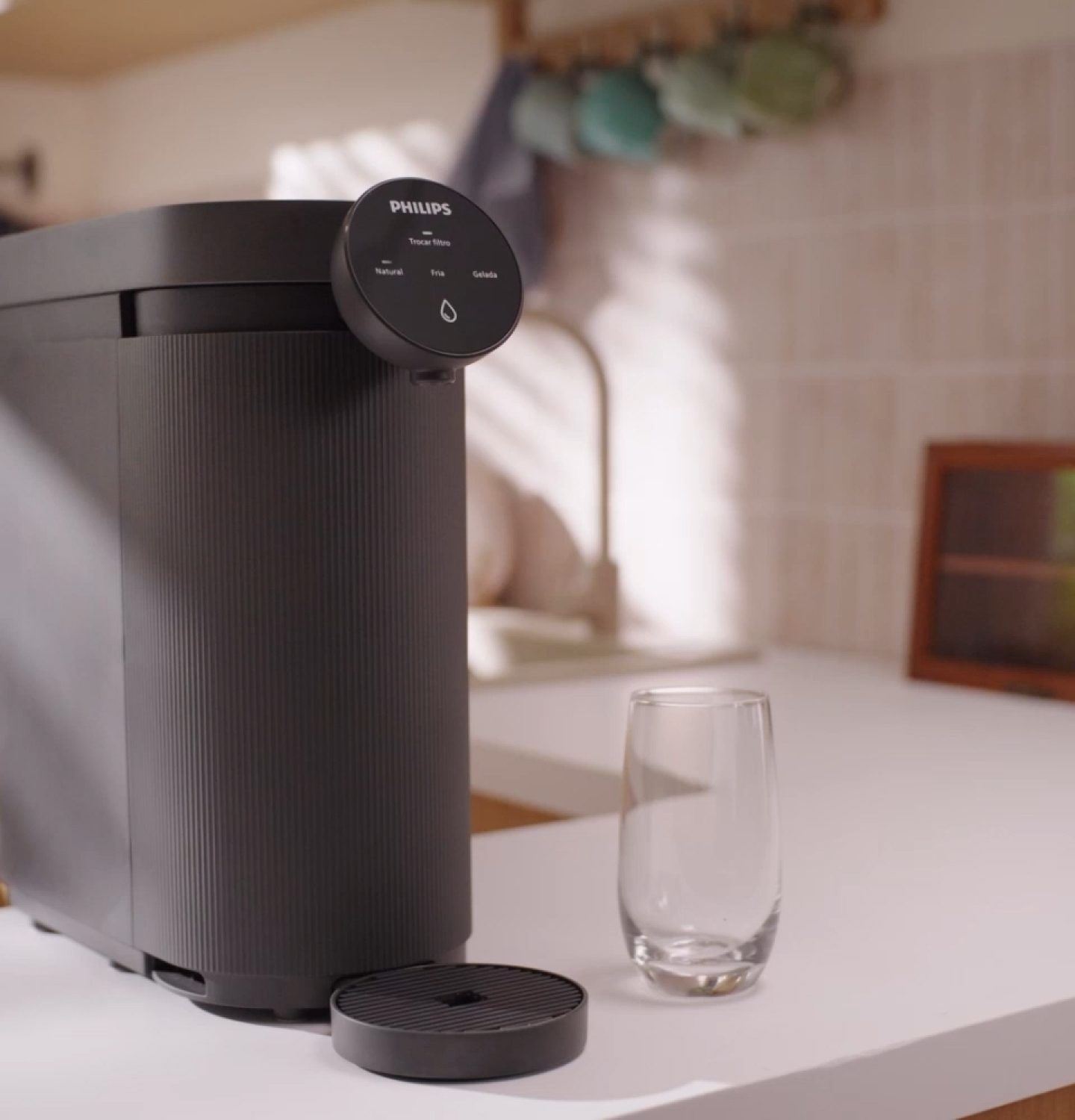 Purificador de Água Philips ADD5927DG na bancada da cozinha